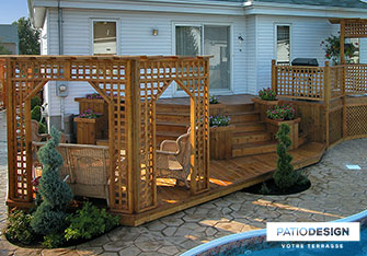 Patio avec piscine creusée par Patio Design inc.